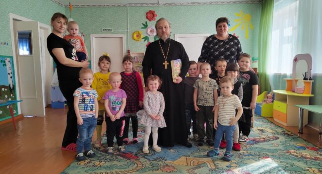 Настоятель Свято-Митрофановского храма села Малакеево провел беседу с детьми местного детского сада