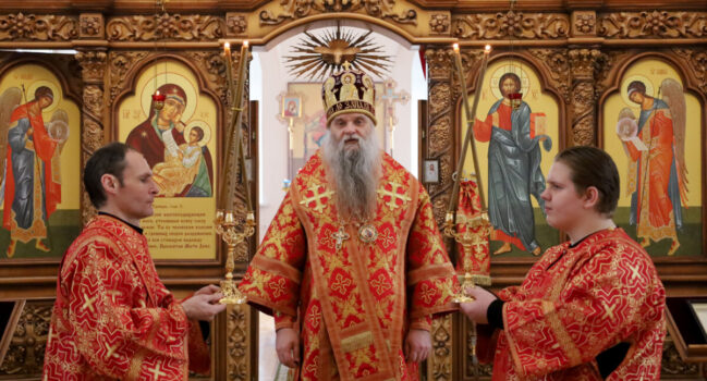 Преосвященнейший епископ Савва совершил Божественную Литургию в храме святителя Николая Чудотворца села Николаевка