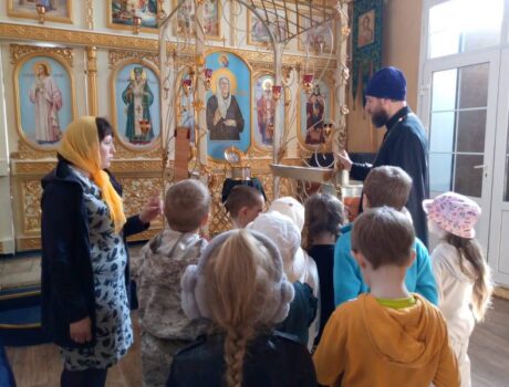 Воспитанники детского сада «Непоседа» вместе с воспитателями посетили Покровский храм поселка Вейделевка
