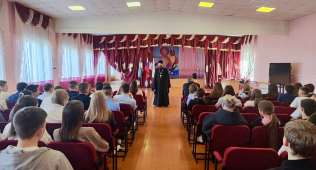 Руководитель Миссионерского отдела епархии встретился с учащимися ОГБОУ «Вейделевская СОШ» в День православной книги